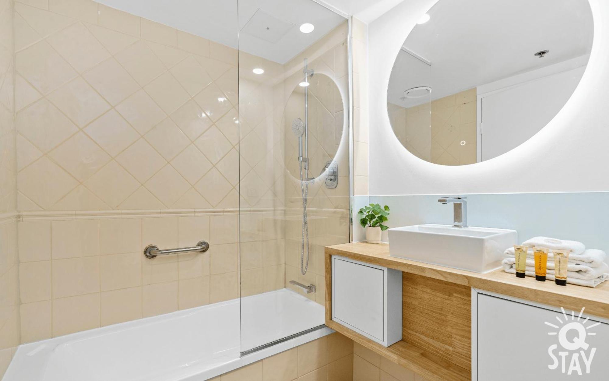 Legends Surfers Paradise MID WEEK MADNESS DEAL - Q Stay Gold Coast Exterior foto